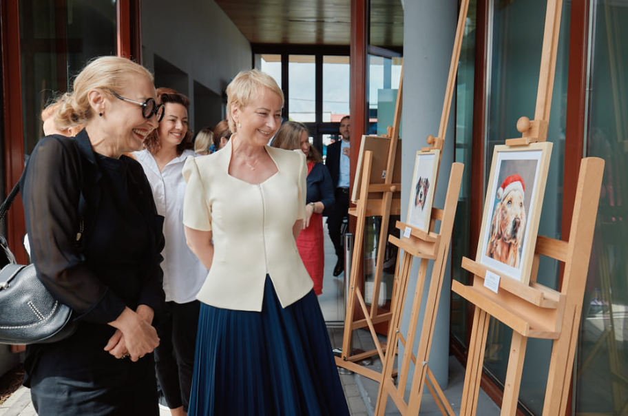 Elegant formal set with De Marco skirt at the opening of “Open Doors of Empathy”