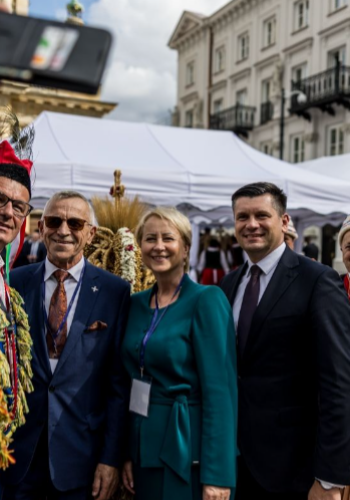 Eleganckie jesienne garsonki w zielonym kolorze szyte na miarę w De Marco