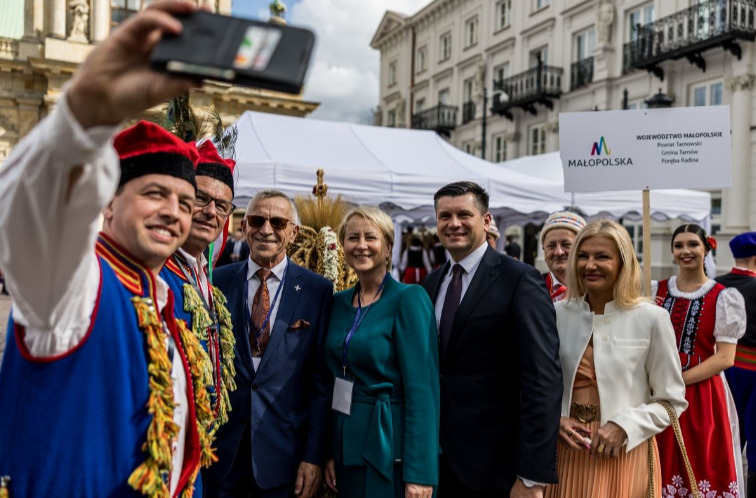 Eleganckie jesienne garsonki w zielonym kolorze szyte na miarę w De Marco