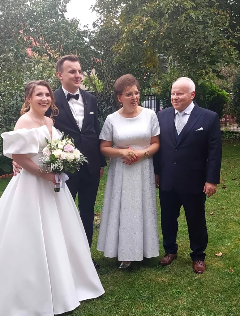 Srebrna sukienka dla mamy na ślub syna. Eleganckie stylizacje szyte na miarę w De Marco