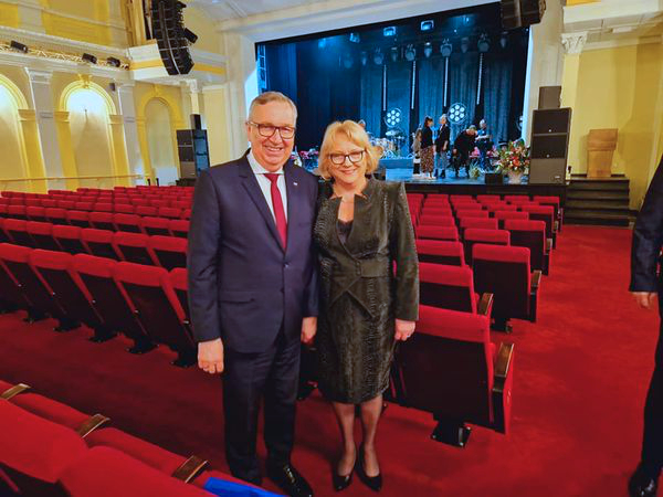 Jak ubrać się do teatru? eleganckie stylizacje na spektakl