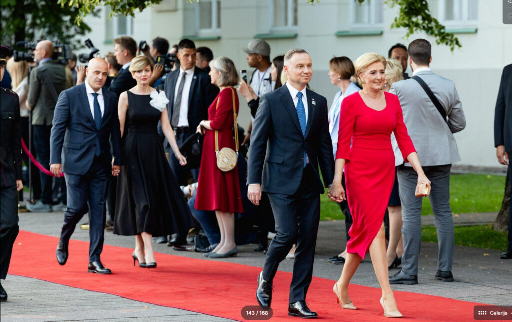 Kreacje Pierwszej Damy Agaty Kornhauser-Dudy na czerwone dywany. Czerwona sukienka prezydentowej podbija serca 50 latek