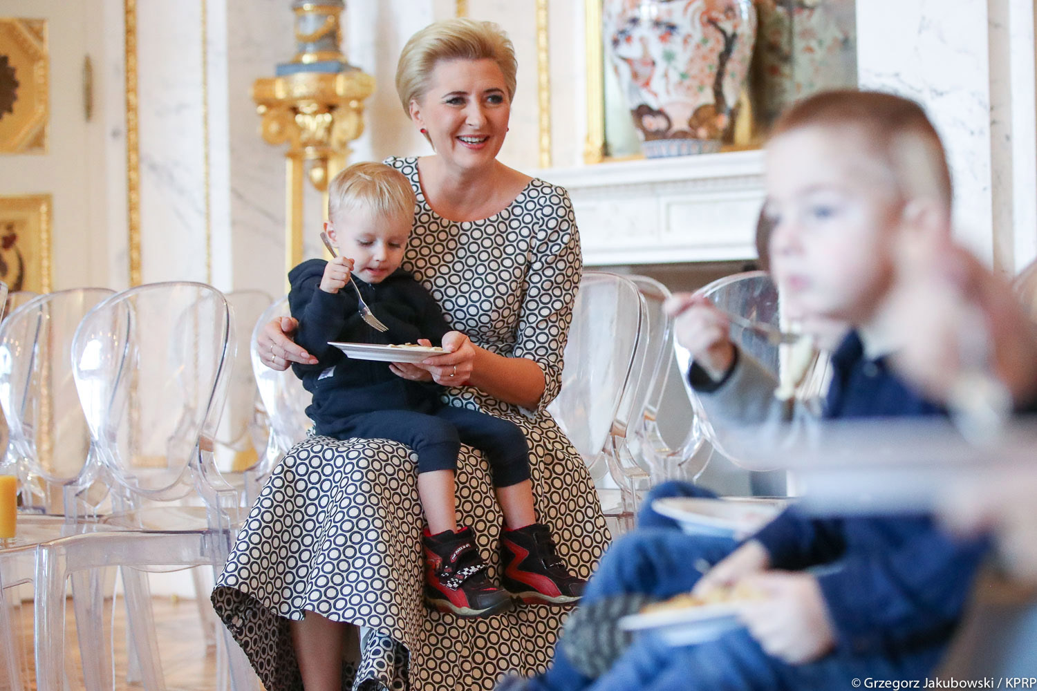 Elegancka sukienka na święta De Marco Luksusowe sukienki na Święta Bożego Narodzenia w stylu Pierwszej Damy RP Agaty Kornhauser-Dudy