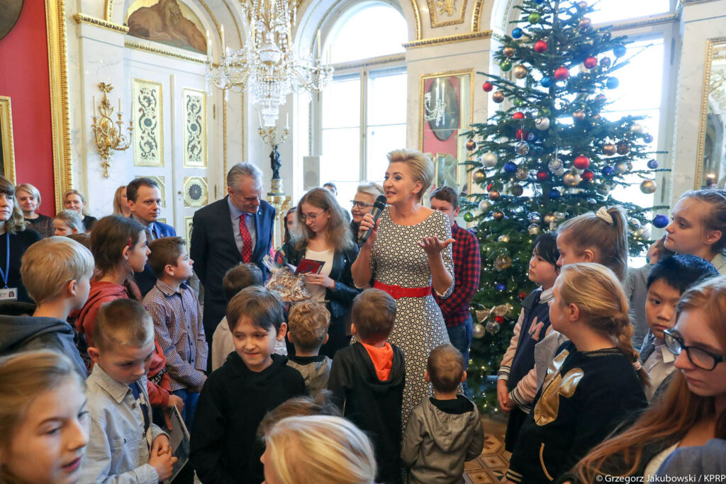 Eleganckie sukienki i garsonki wizytowe idealne na Boże Narodzenie. Pierwsza dama ubiera się we Frydrychowicach w Atelier De Marco Unikatowe stylizacje szyte na miarę 